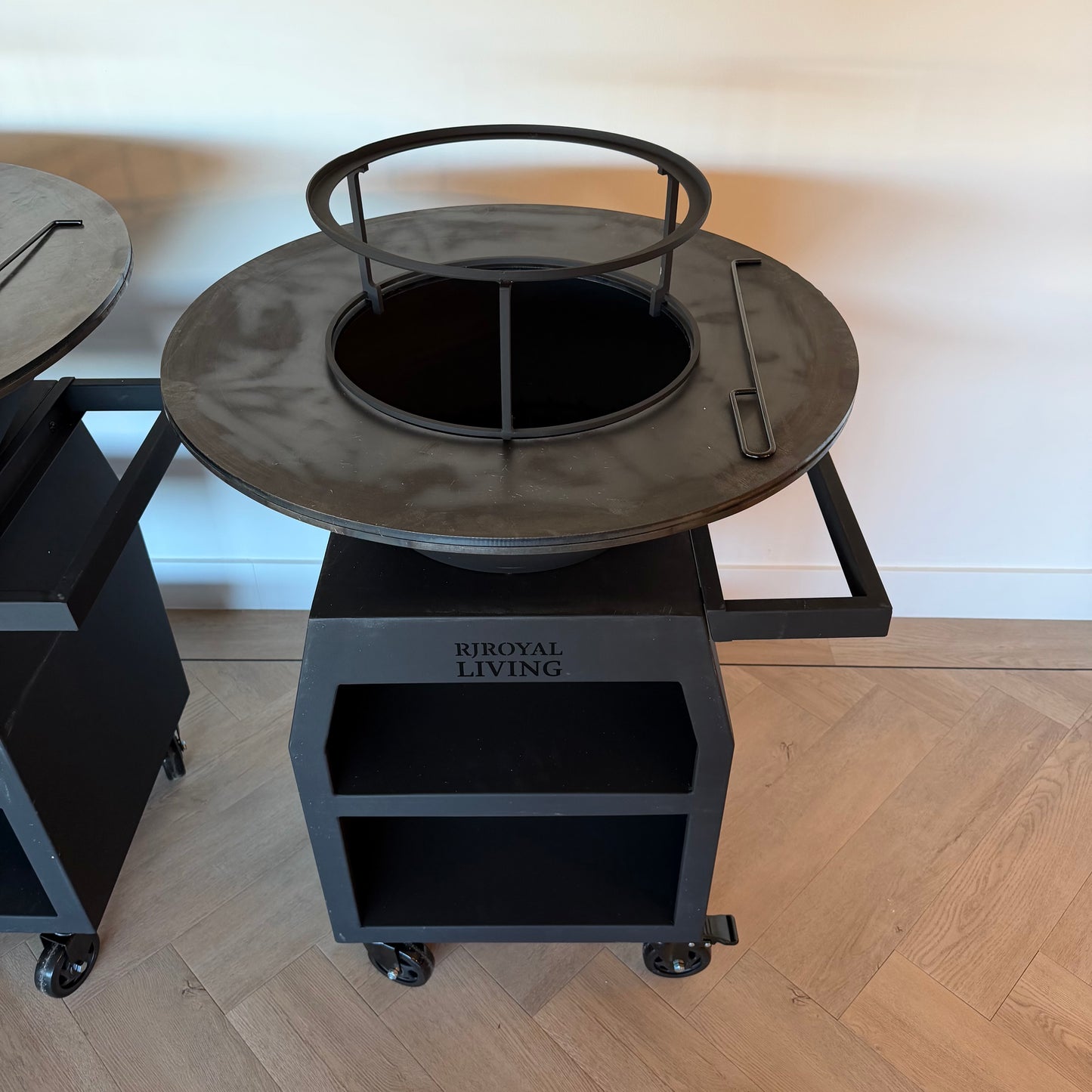 BBQ Plancha Grill Maestro Ø70cm Blackline - Mit großen Rädern und Holzlagerung