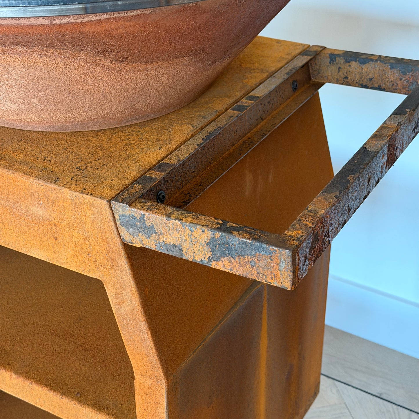 BBQ Plancha Grill Maestro Ø70cm Cortenstahl – Mit großen Rädern und Holzlager