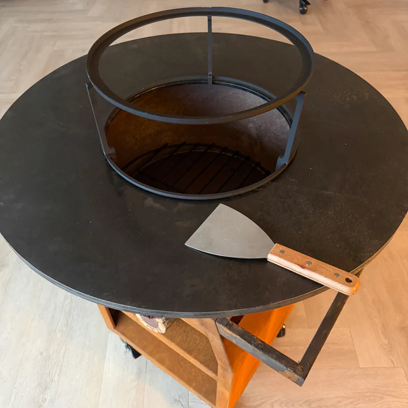 BBQ Plancha Grill Maestro XXL Ø80cm Cortenstahl – Mit Schürhaken und Holzaufbewahrung