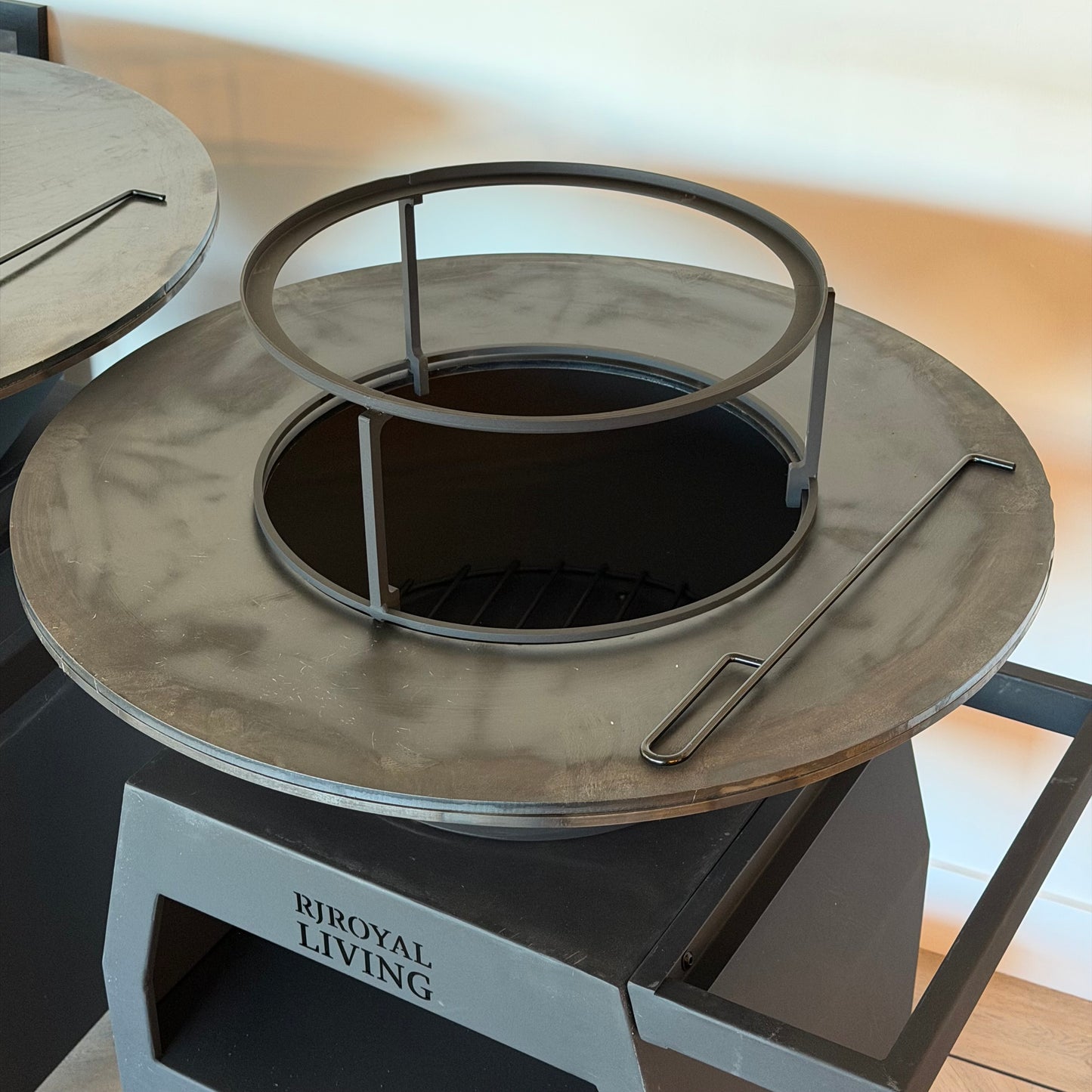 BBQ Plancha Grill Maestro Ø70cm Blackline - Mit großen Rädern und Holzlagerung