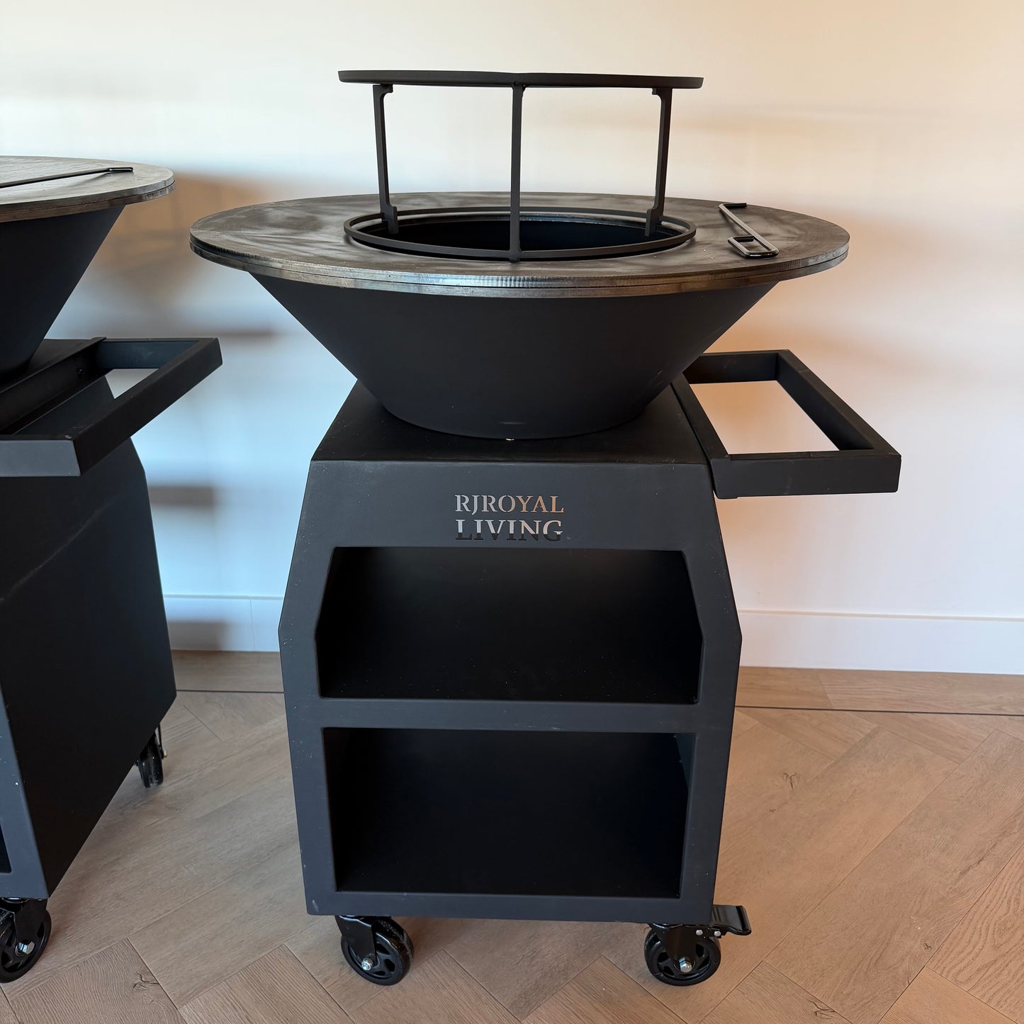 BBQ Plancha Grill Maestro Ø70cm Blackline - Mit großen Rädern und Holzlagerung