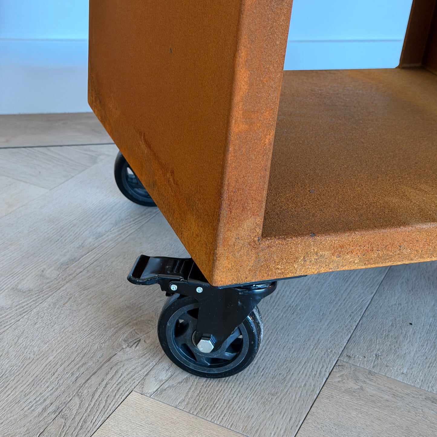 BBQ Plancha Grill Maestro Ø70cm Cortenstahl – Mit großen Rädern und Holzlager