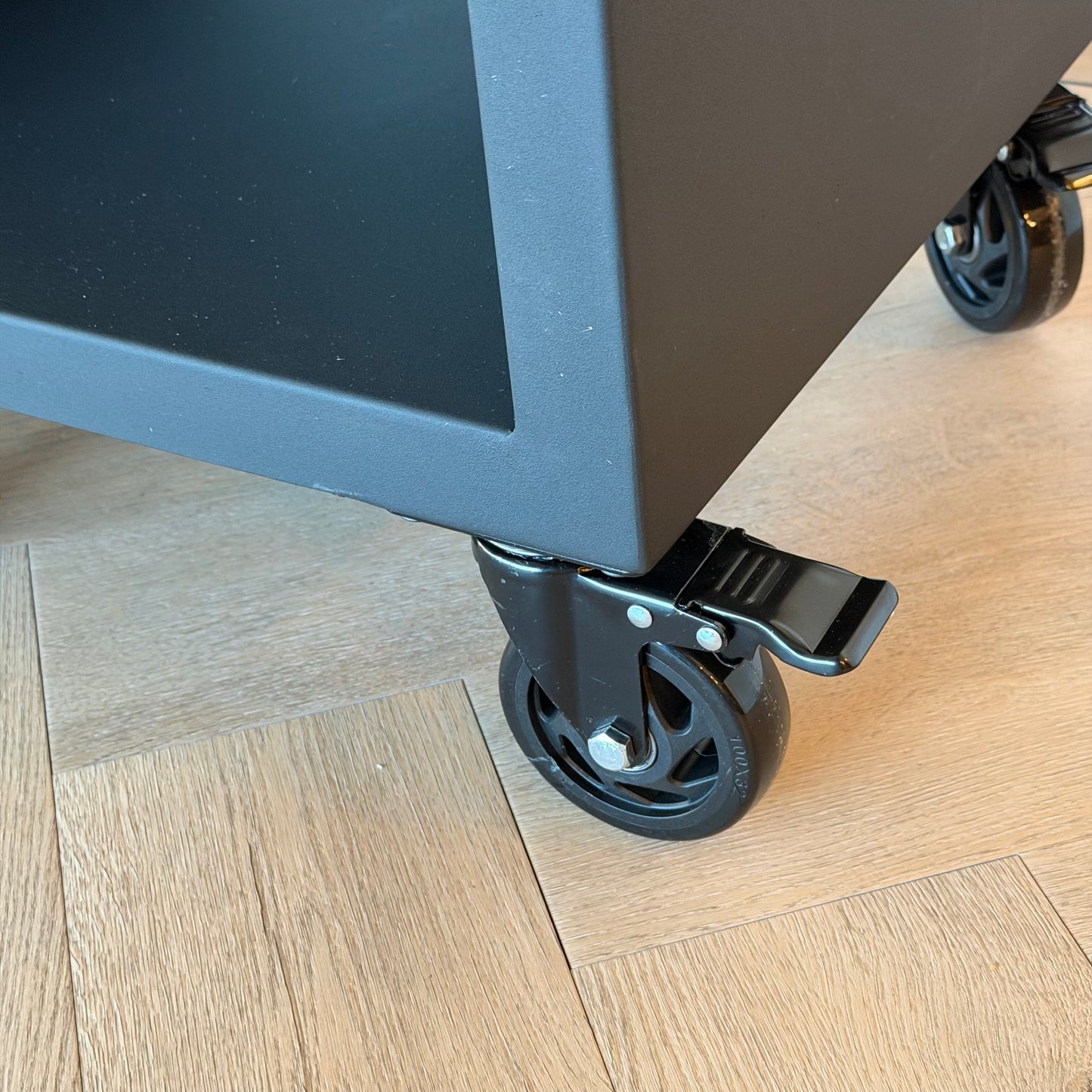 BBQ Plancha Grill Maestro Ø70cm Blackline - Mit großen Rädern und Holzlagerung