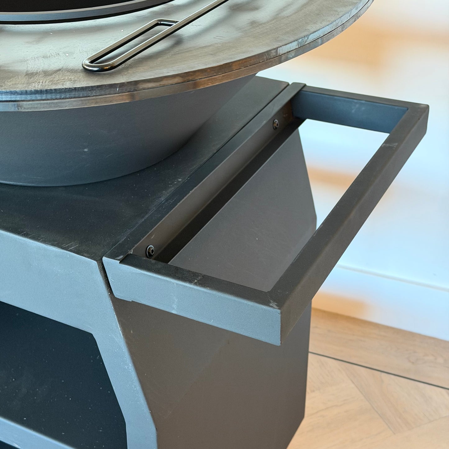 BBQ Plancha Grill Maestro Ø70cm Blackline - Mit großen Rädern und Holzlagerung