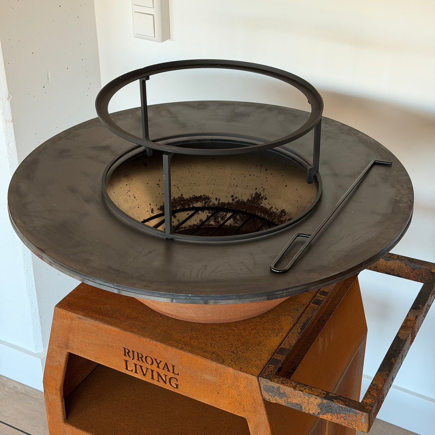 BBQ Plancha Grill Maestro Ø70cm Cortenstahl – Mit großen Rädern und Holzlager