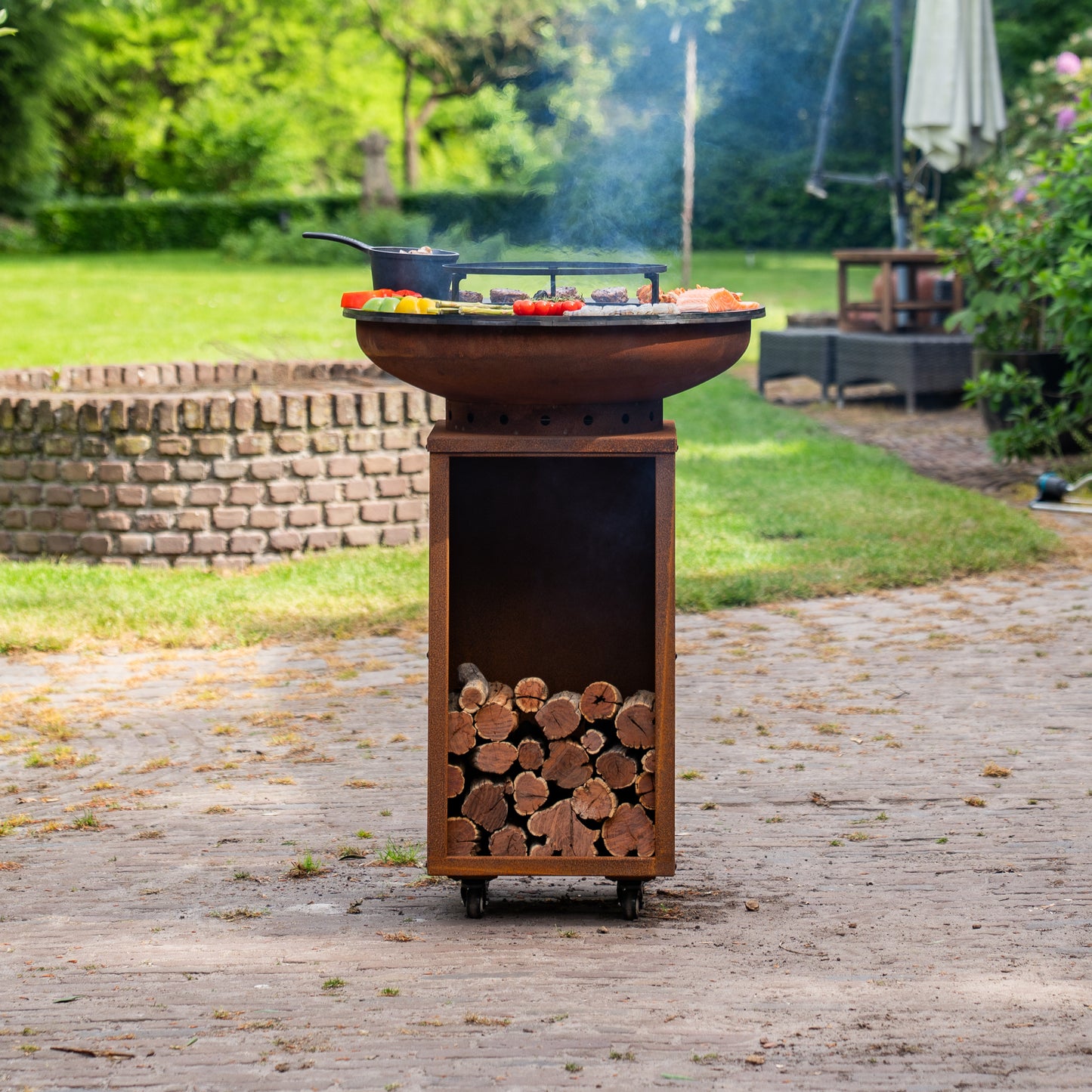 BBQ Plancha Grill Cortenstahl 8mm Camarada 2.0 - Mit Holzschürhaken und Holzlagerung Ø70cm