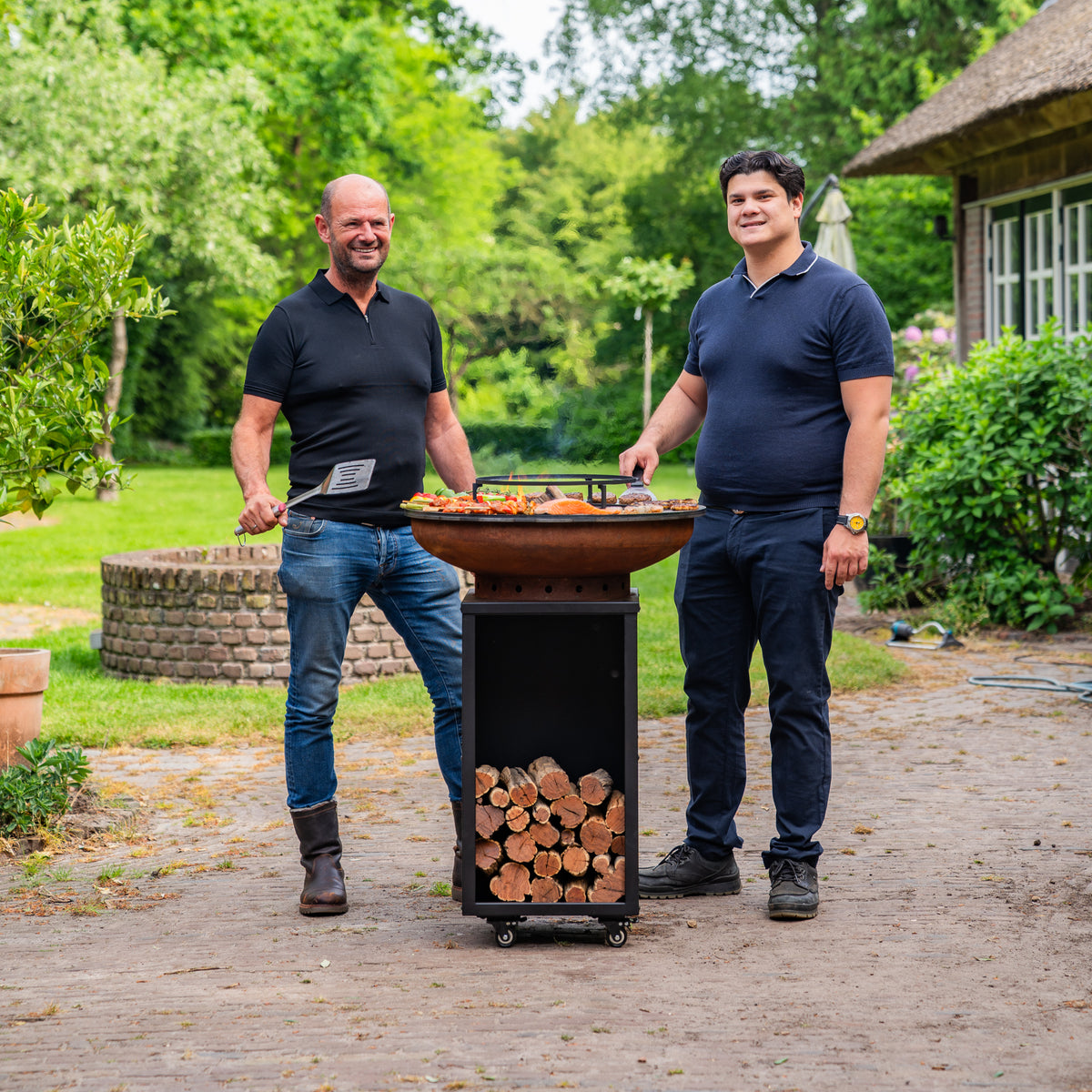 BBQ Plancha Grill Camarada Cortenstahl Blackline 2.0 - Mit Holzschürha ...