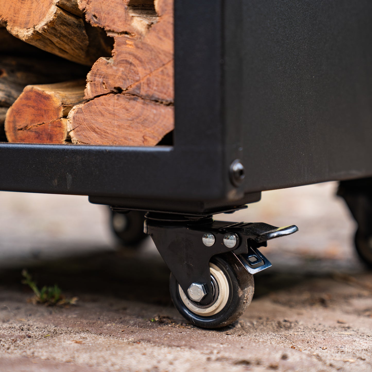 BBQ Plancha Grill Camarada Cortenstahl Blackline 2.0 - Mit Holzschürhaken und Holzaufbewahrung Ø70cm