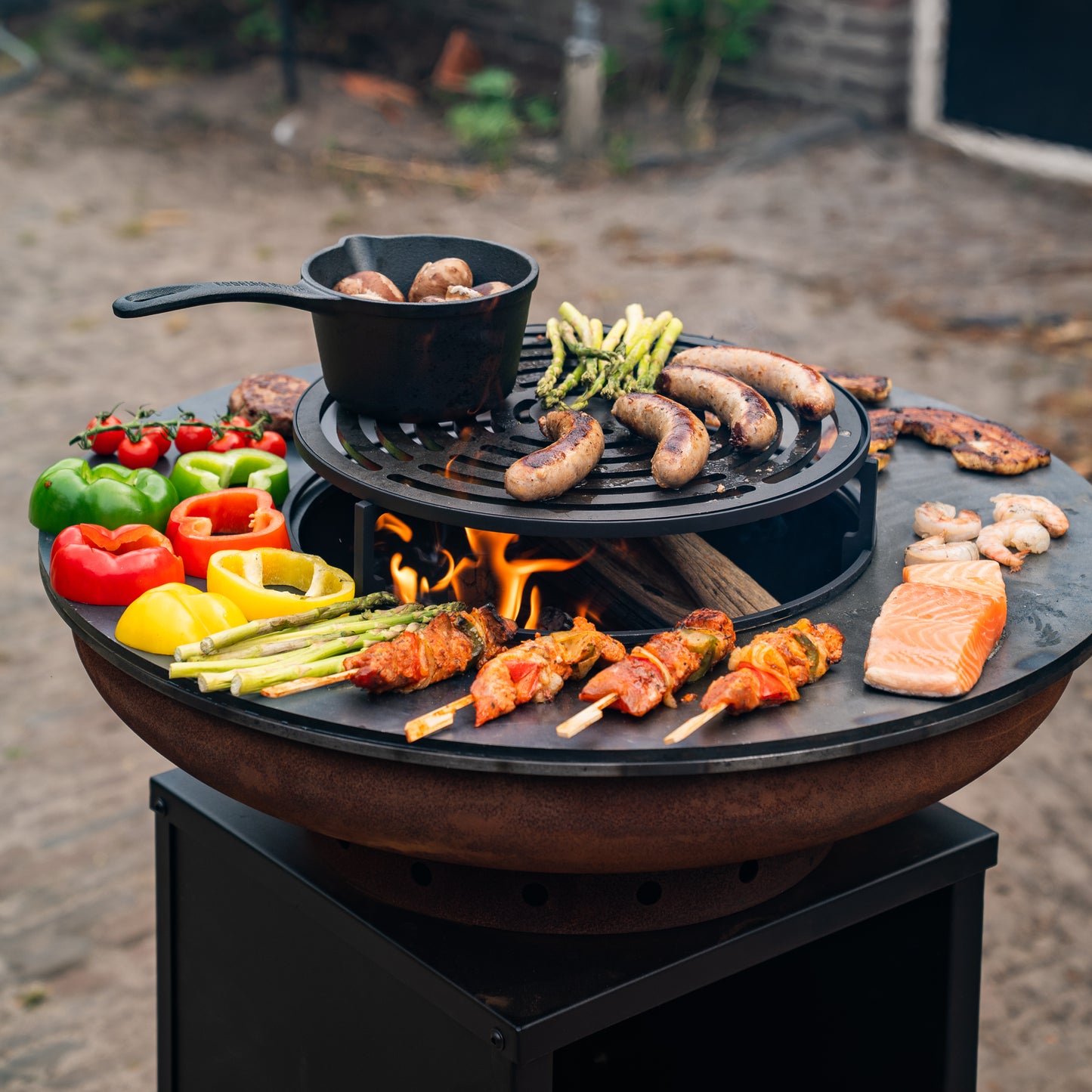 BBQ Plancha Grill Camarada Cortenstahl Blackline 2.0 - Mit Holzschürhaken und Holzaufbewahrung Ø70cm