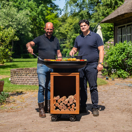 BBQ Plancha Grill Hermano XXL Blackline Cortenstahl - Mit Holzschürhaken und Holzlagerung Ø80cm 8mm