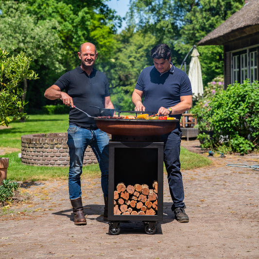BBQ Plancha Grill Hermano XXL Cortenstahl Blackline - Mit Holzschürhaken und Holzlagerung Ø80cm 8mm