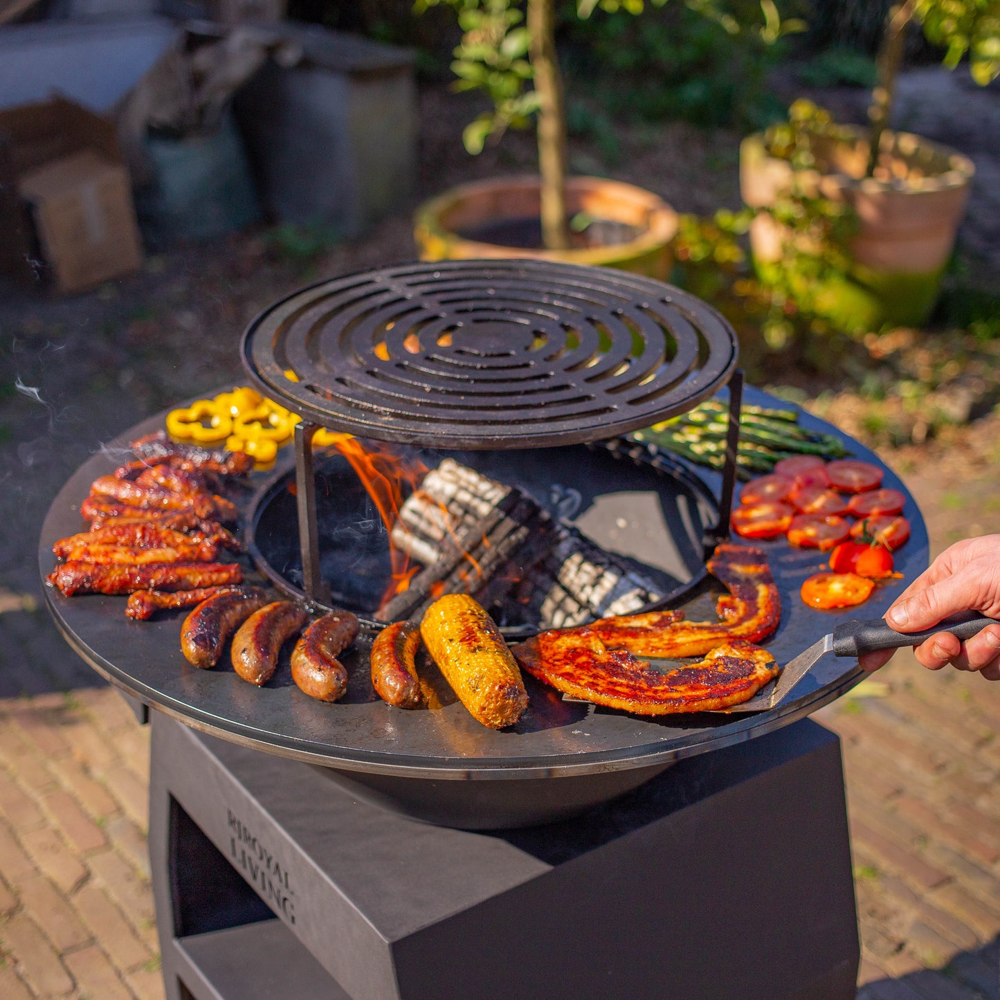 BBQ Plancha Grill Maestro Ø70cm Blackline - Mit großen Rädern und Holzlagerung