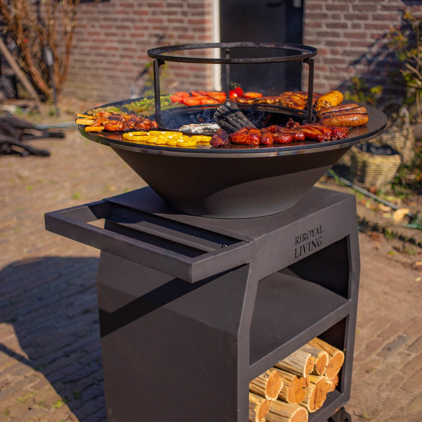 BBQ Plancha Grill Maestro Ø70cm Blackline - Mit großen Rädern und Holzlagerung