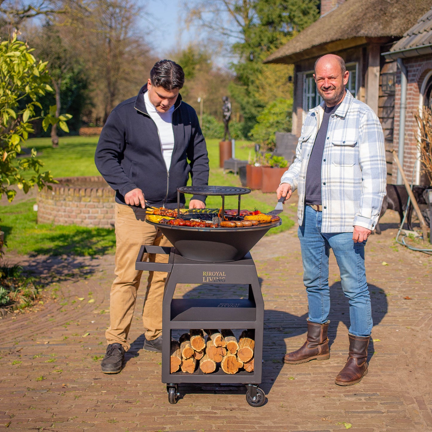 BBQ Plancha Grill Maestro Ø70cm Blackline - Mit großen Rädern und Holzlagerung