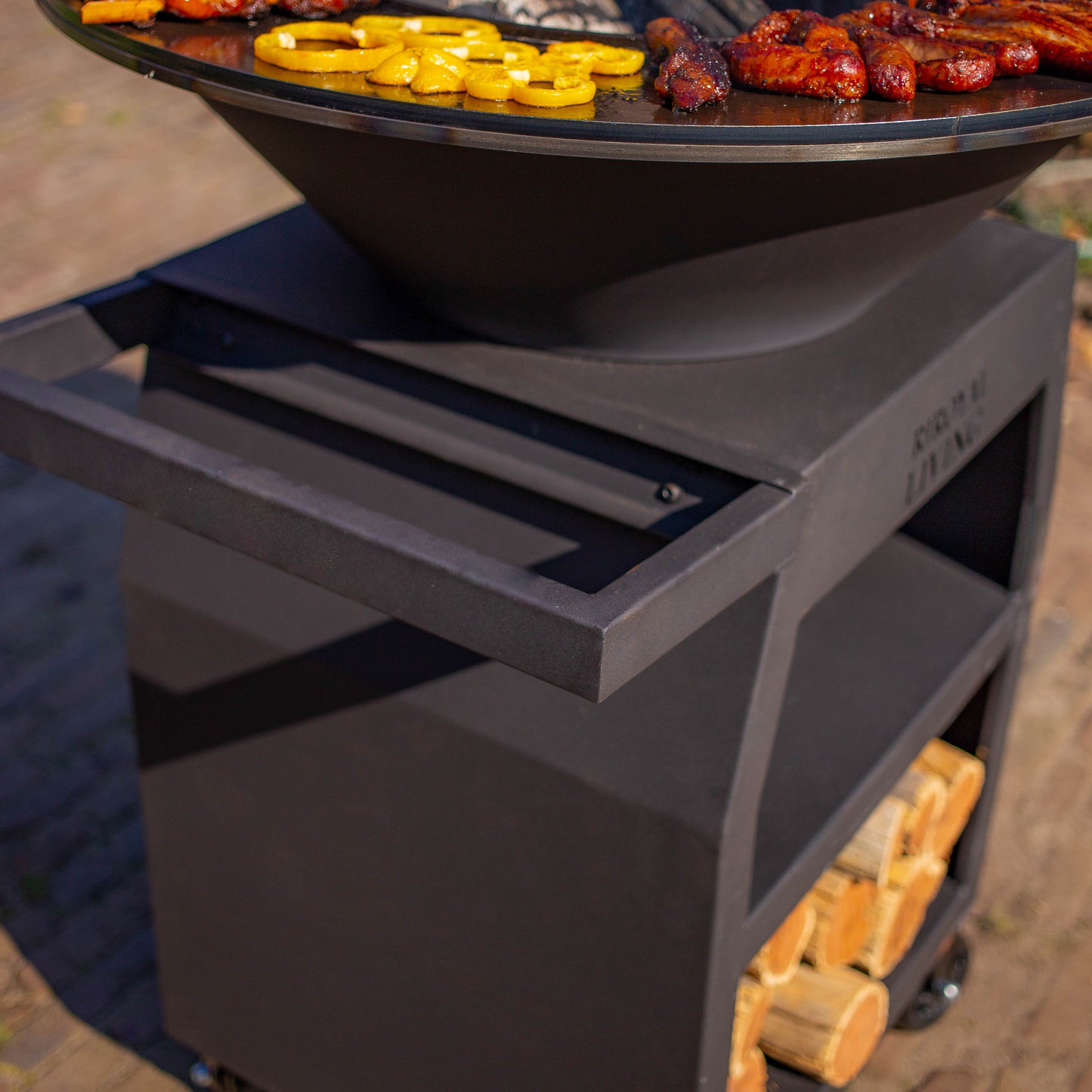 BBQ Plancha Grill Maestro Ø70cm Blackline - Mit großen Rädern und Holzlagerung