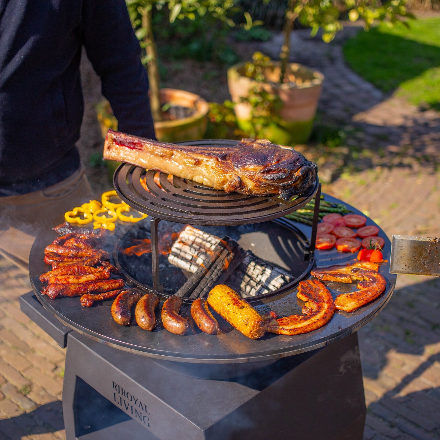 BBQ Plancha Grill Maestro Ø70cm Blackline - Mit großen Rädern und Holzlagerung