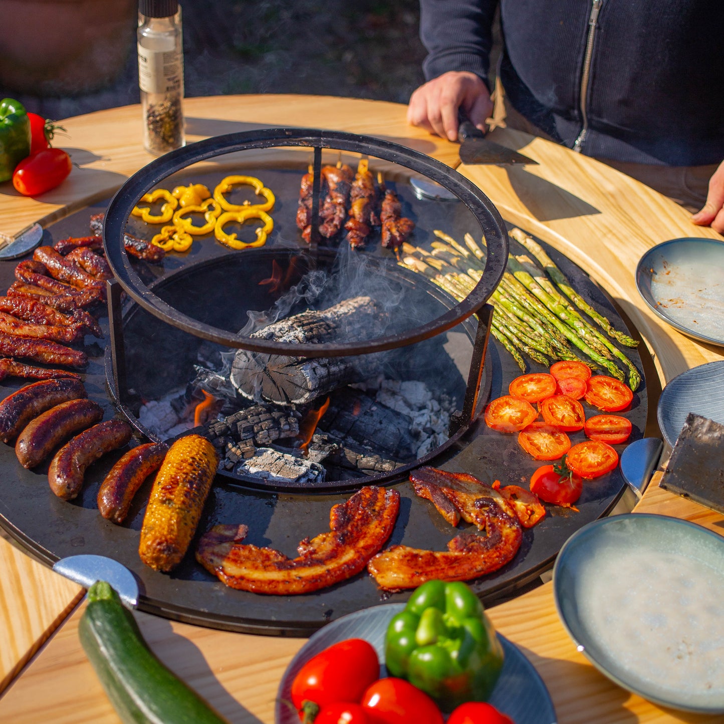 BBQ Plancha Grill Maestro Ø70cm Blackline – Mit Holzumrandung Plancha Mesa