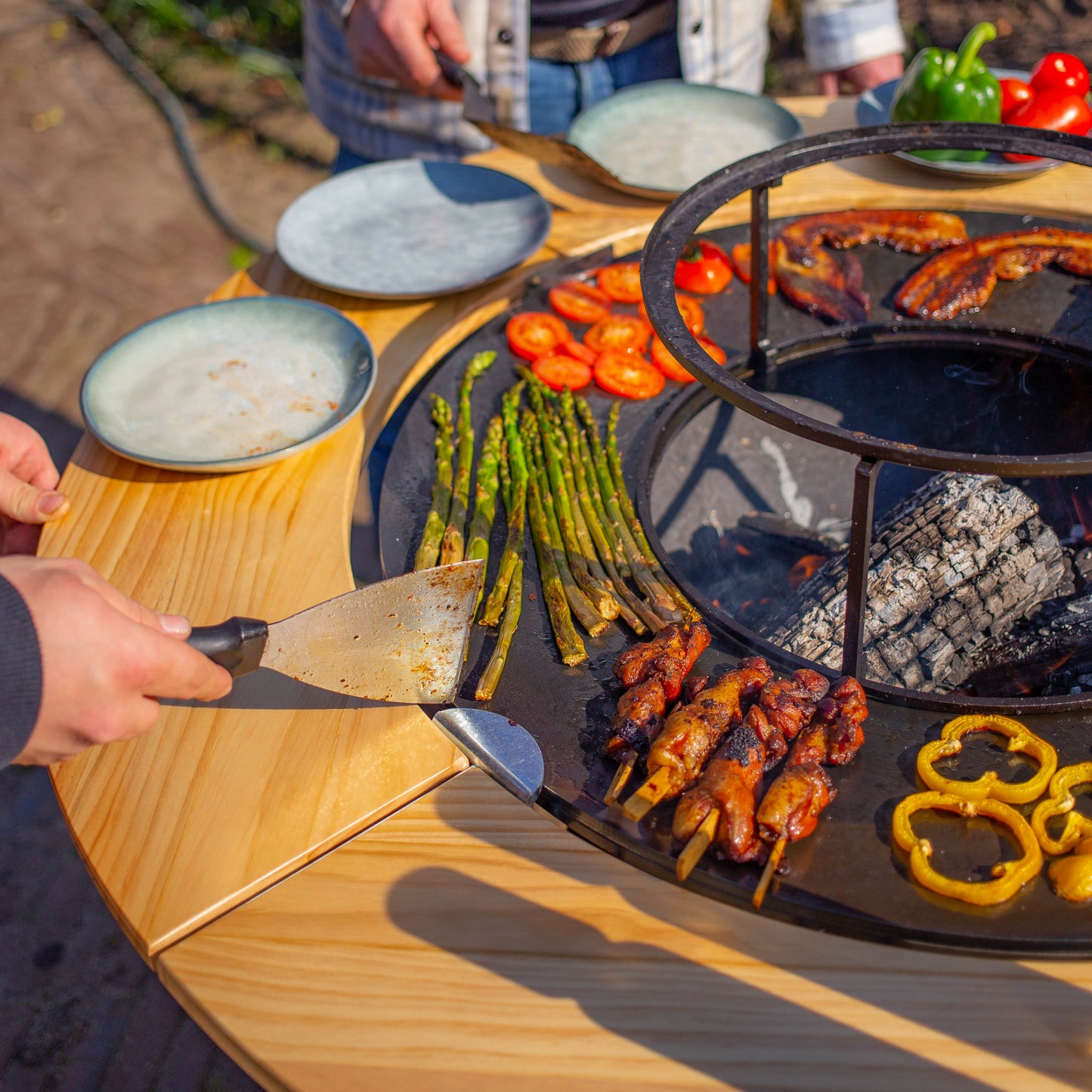 BBQ Plancha Grill Maestro Ø70cm Blackline – Mit Holzumrandung Plancha Mesa