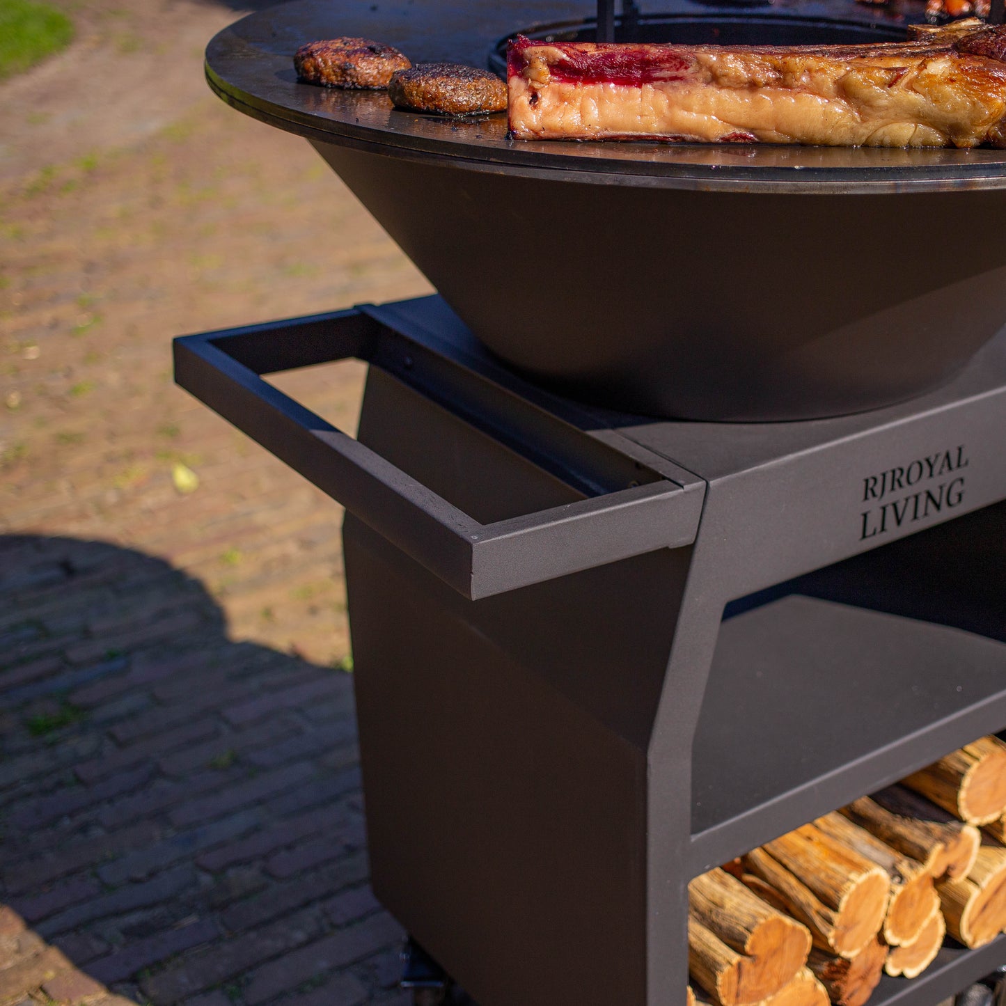 BBQ Plancha Grill Maestro XXL Ø80cm Blackline – Mit Schürhaken und Holzaufbewahrung