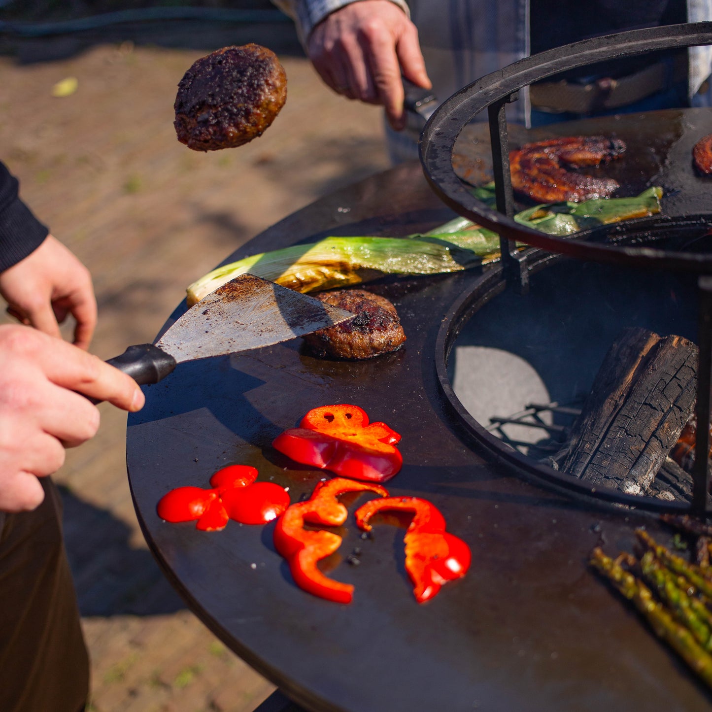BBQ Plancha Grill Maestro XXL Ø80cm Blackline – Mit Schürhaken und Holzaufbewahrung