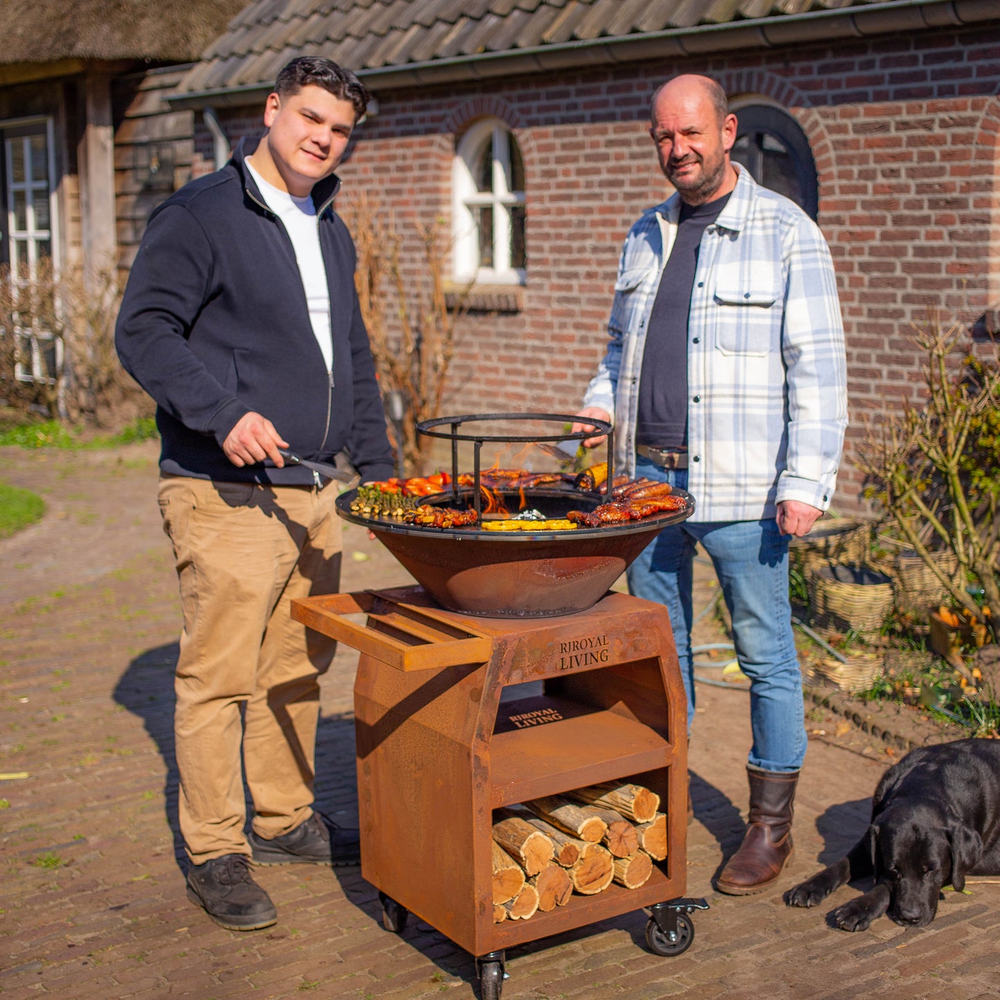 BBQ Plancha Grill Maestro Ø70cm Cortenstahl – Mit großen Rädern und Holzlager