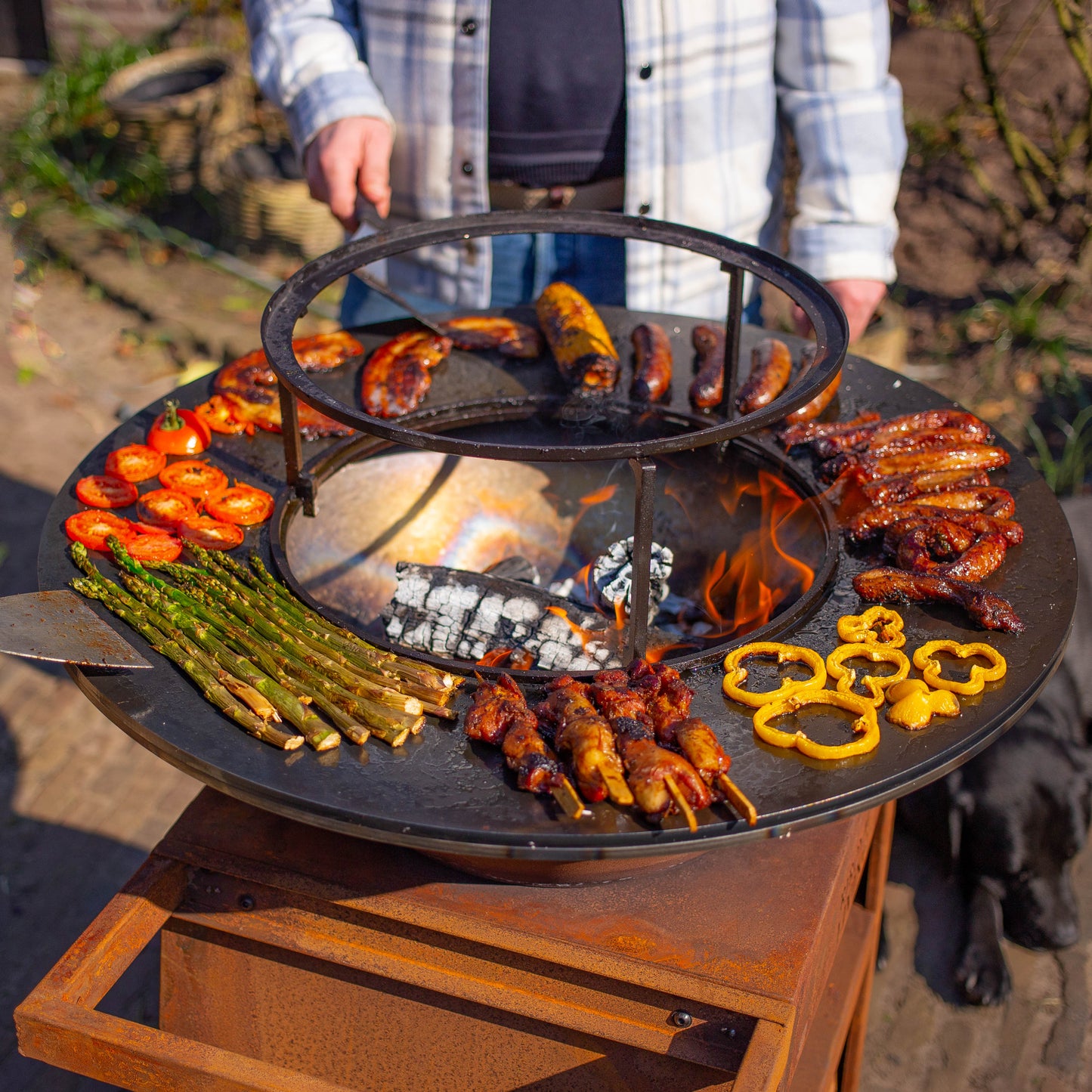 BBQ Plancha Grill Maestro Ø70cm Cortenstahl – Mit großen Rädern und Holzlager
