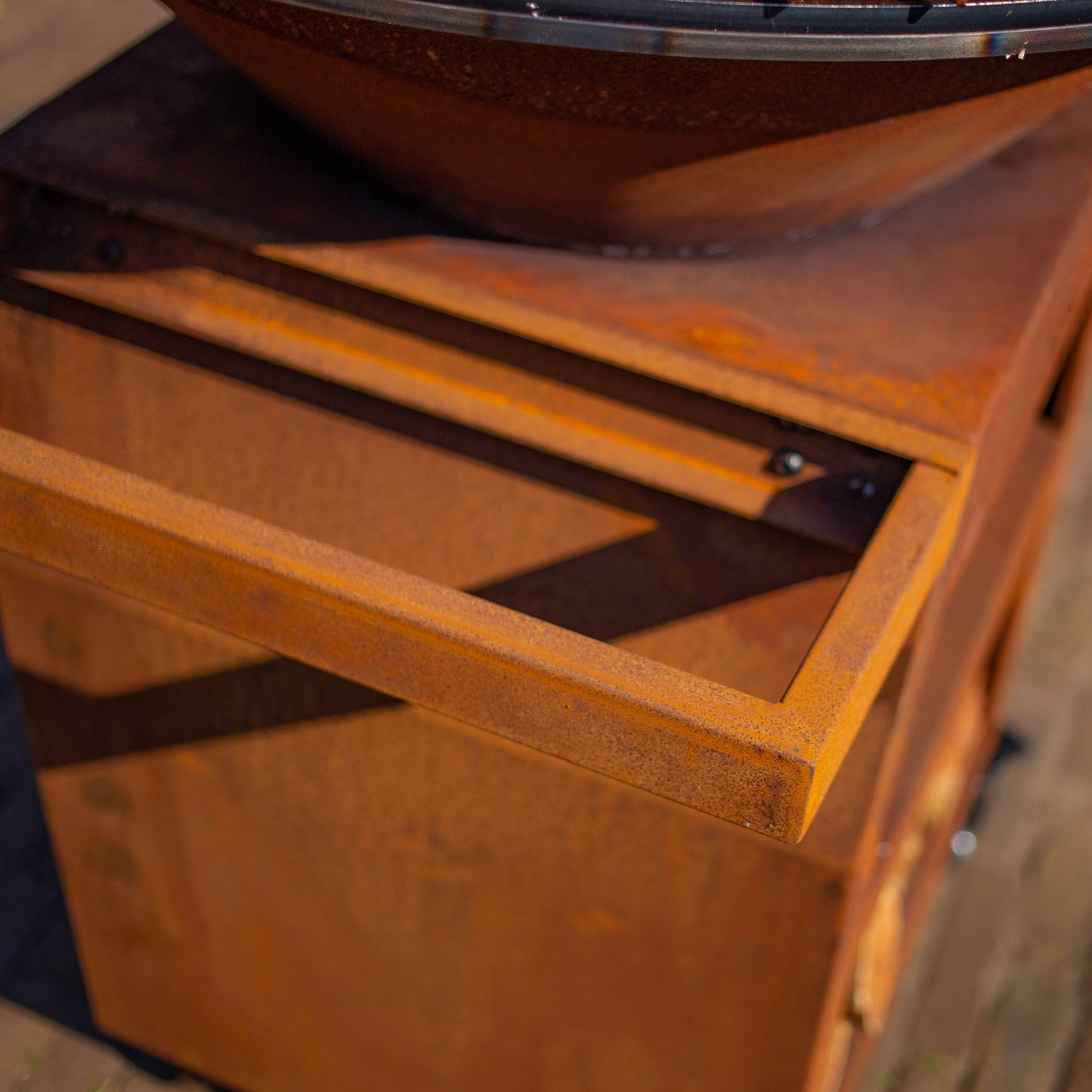 BBQ Plancha Grill Maestro Ø70cm Cortenstahl – Mit großen Rädern und Holzlager