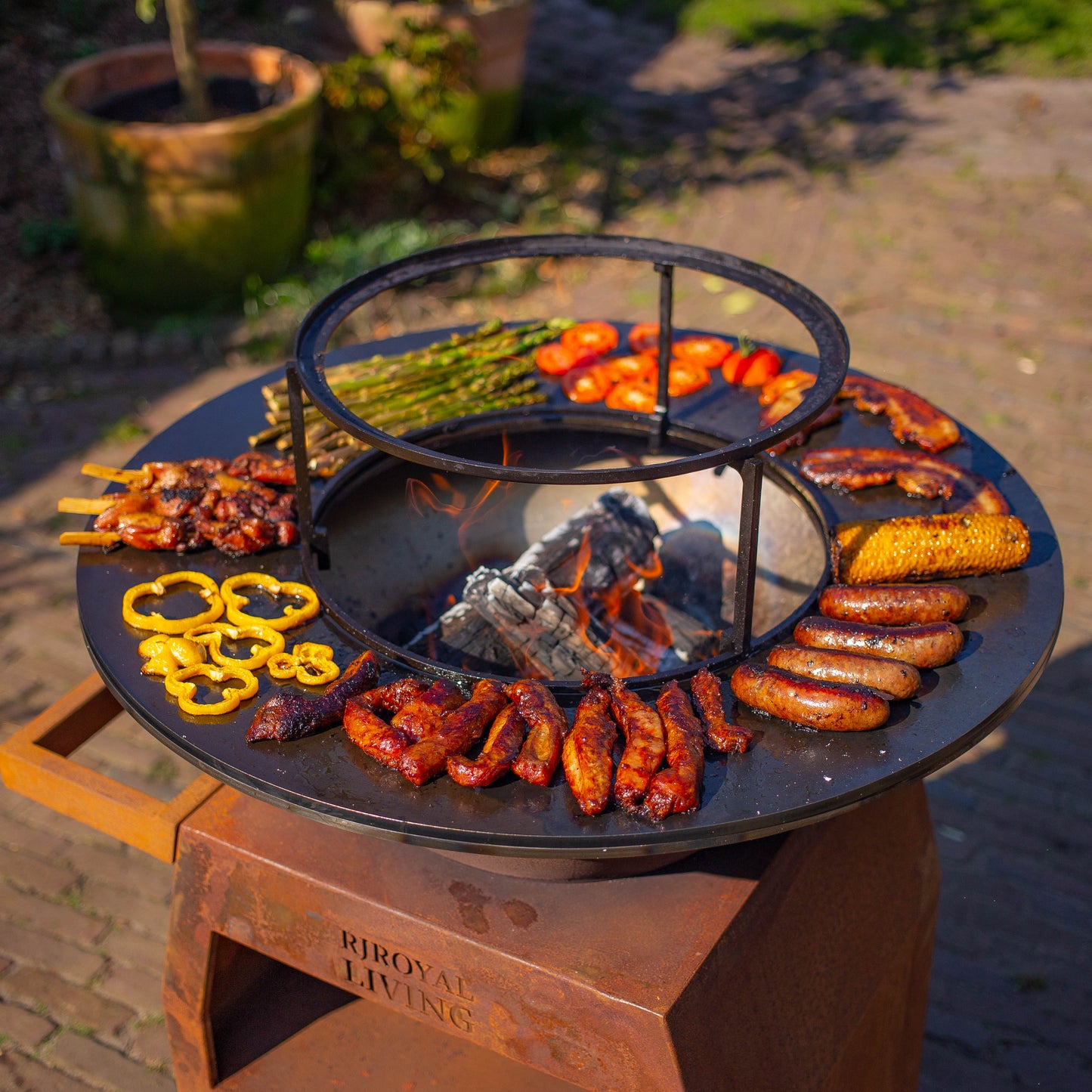 BBQ Plancha Grill Maestro Ø70cm Cortenstahl – Mit großen Rädern und Holzlager