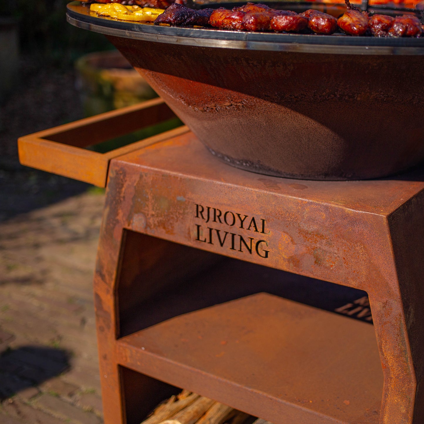 BBQ Plancha Grill Maestro Ø70cm Cortenstahl – Mit großen Rädern und Holzlager