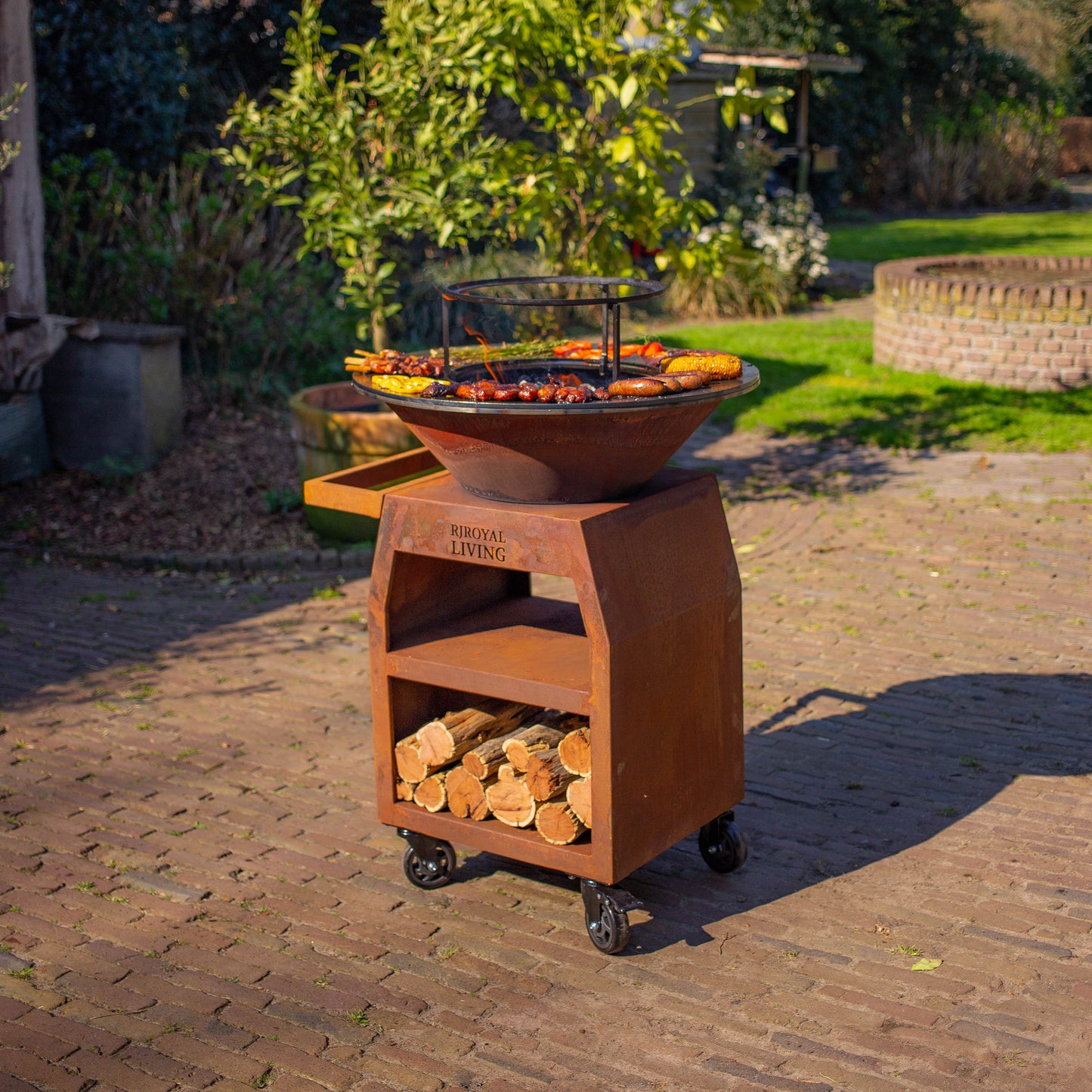BBQ Plancha Grill Maestro Ø70cm Cortenstahl – Mit großen Rädern und Holzlager