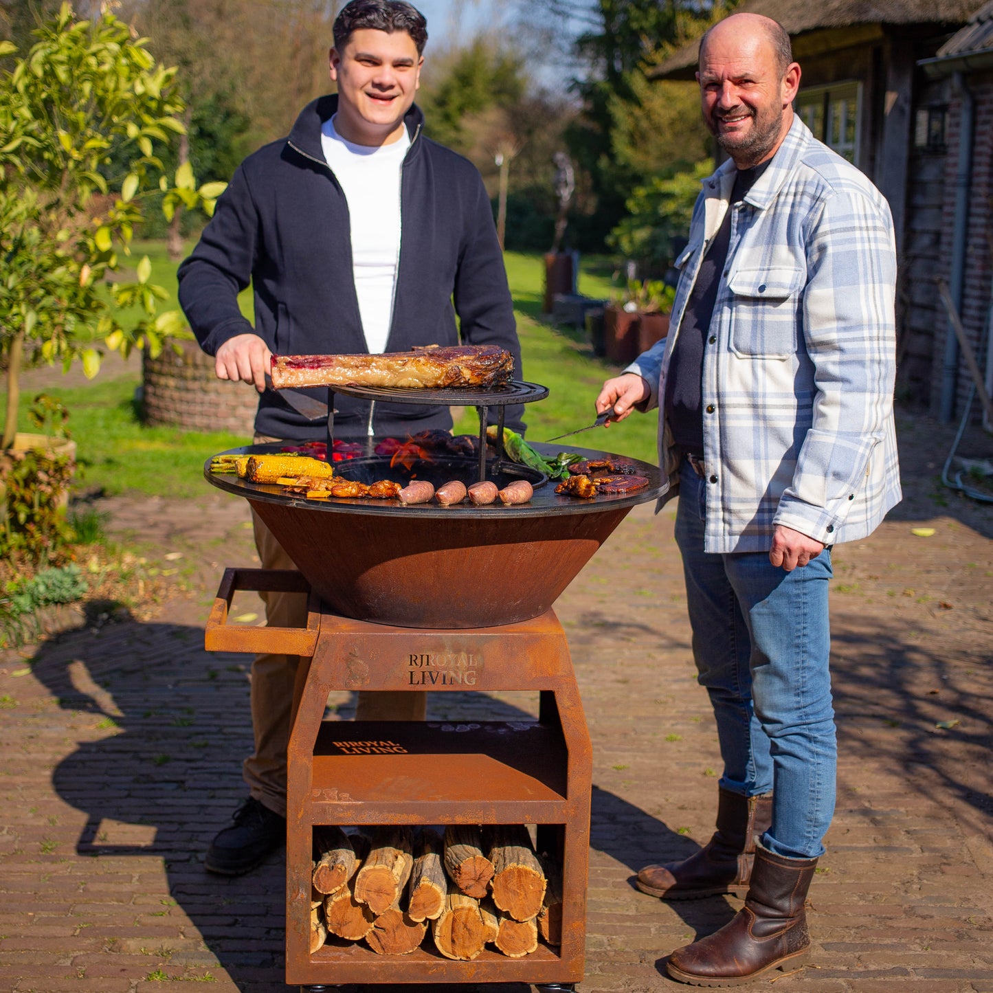 BBQ Plancha Grill Maestro XXL Ø80cm Cortenstahl – Mit Schürhaken und Holzaufbewahrung