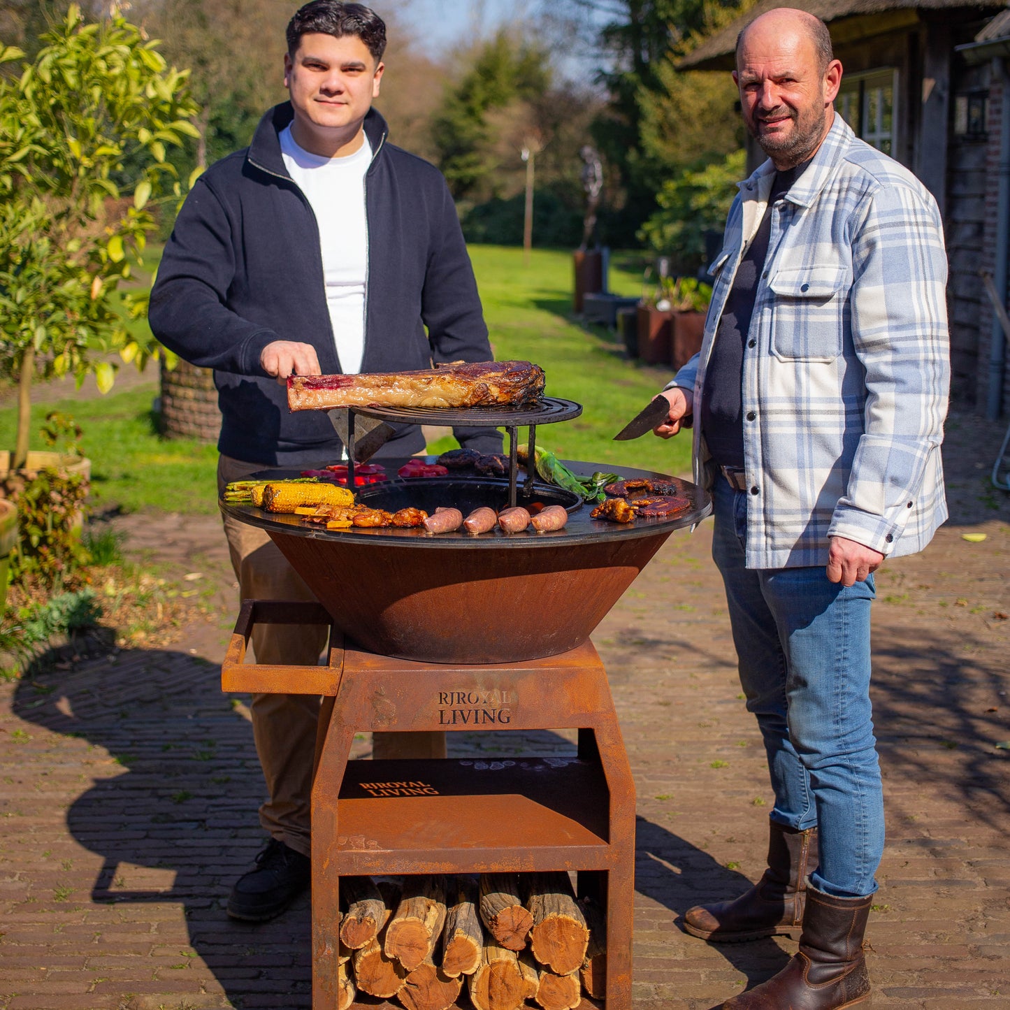 BBQ Plancha Grill Maestro XXL Ø80cm Cortenstahl – Mit Schürhaken und Holzaufbewahrung
