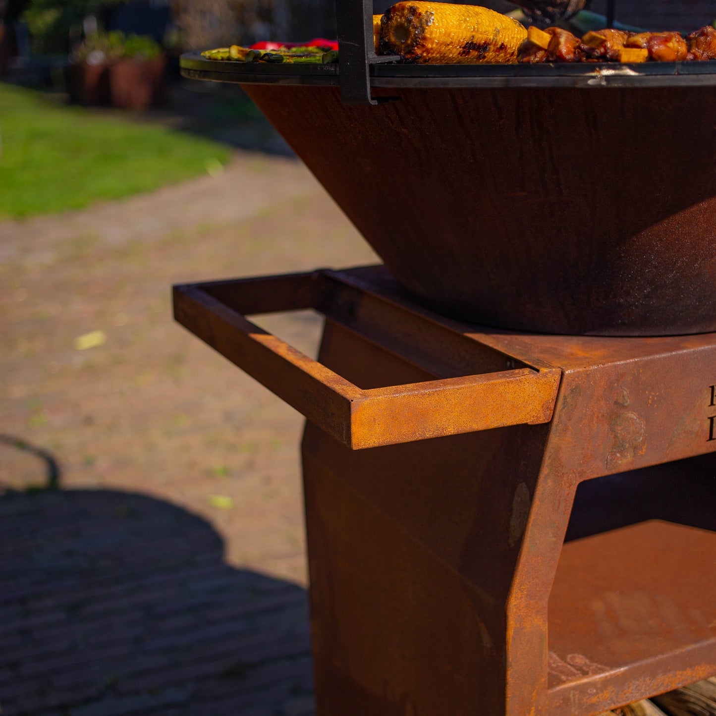 BBQ Plancha Grill Maestro XXL Ø80cm Cortenstahl – Mit Schürhaken und Holzaufbewahrung