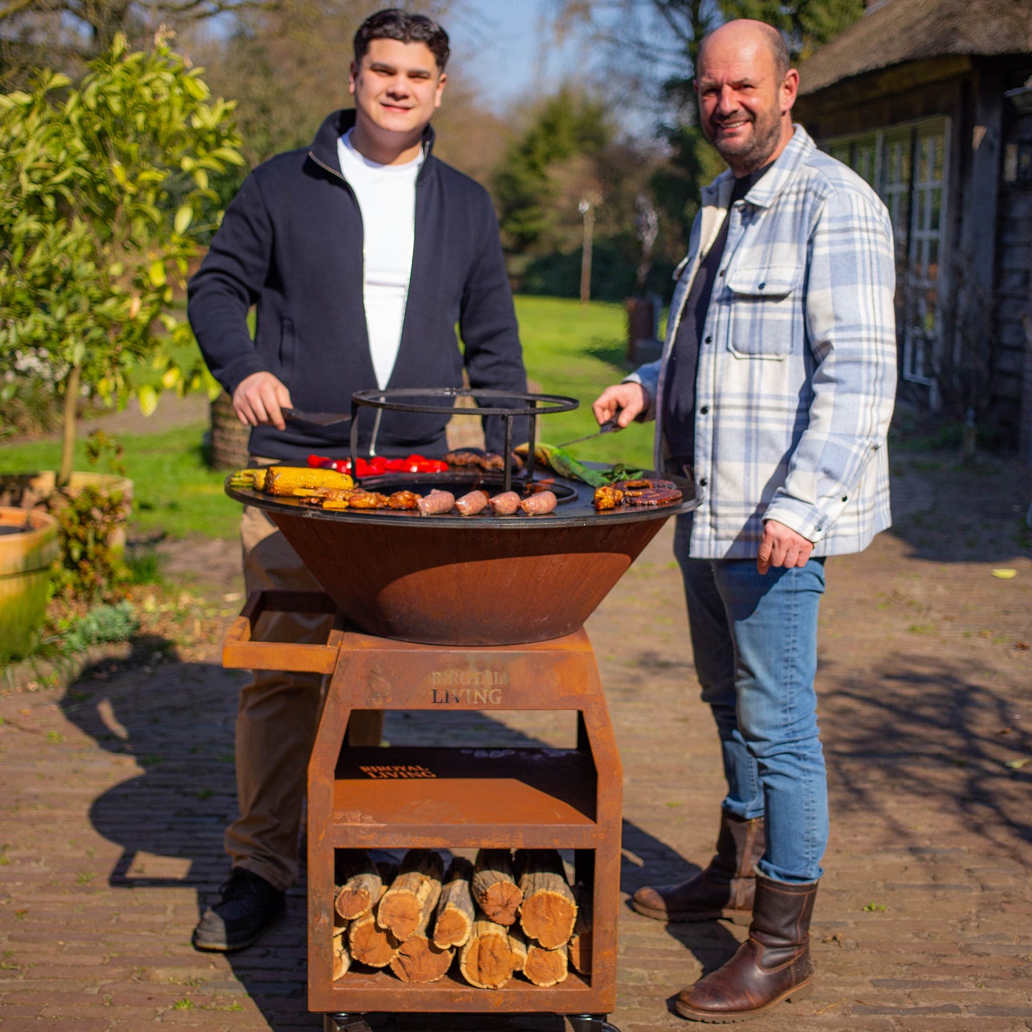 BBQ Plancha Grill Maestro XXL Ø80cm Cortenstahl – Mit Schürhaken und Holzaufbewahrung