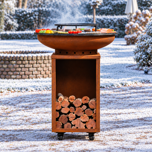 BBQ Plancha Grill Cortenstahl 8mm Camarada 2.0 - Mit Holzschürhaken und Holzlagerung Ø70cm — Wintermotiv