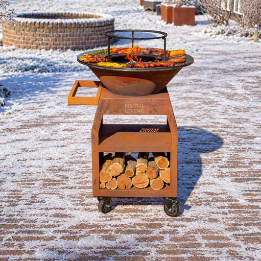 BBQ Plancha Grill Maestro Ø70cm Cortenstahl – Mit großen Rädern und Holzlager — Wintermotiv
