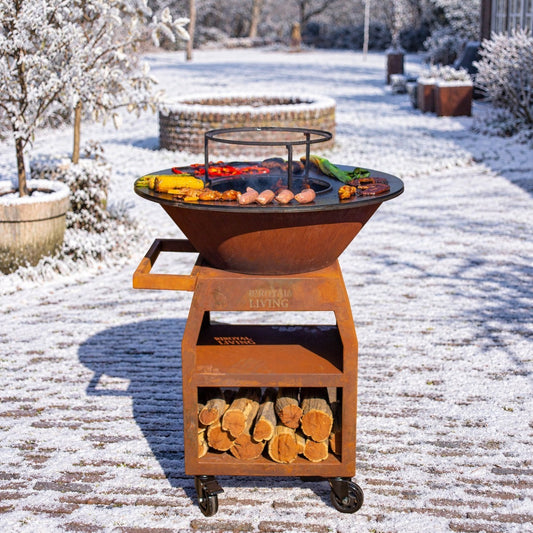 BBQ Plancha Grill Maestro XXL Ø80cm Cortenstahl – Mit Schürhaken und Holzaufbewahrung — Wintermotiv